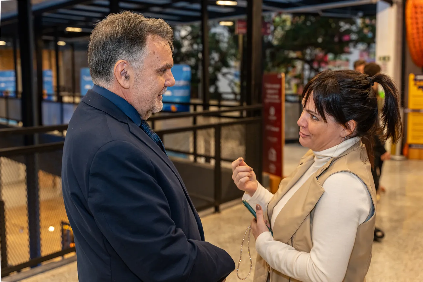 Antônio Lauro conversando com participante