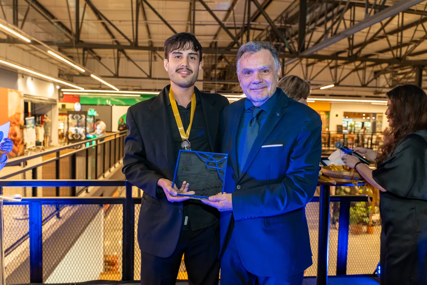 Entrega de placa de premiação