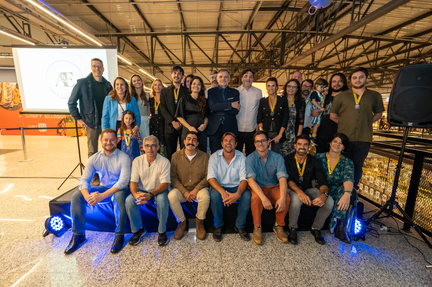 Foto do grupo de produtores e jurados premiados