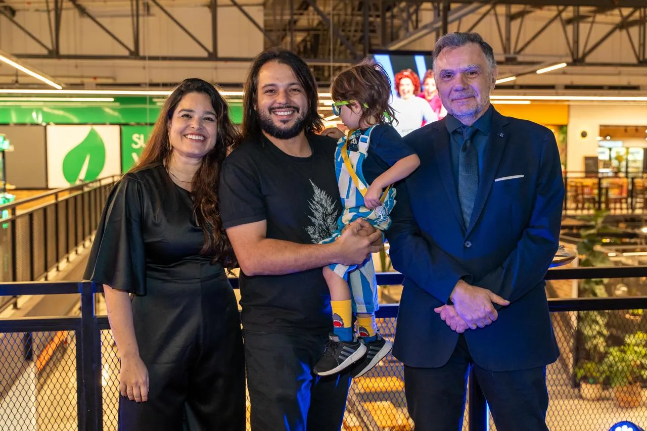 Pérola Polillo e Antônio Lauro com convidados
