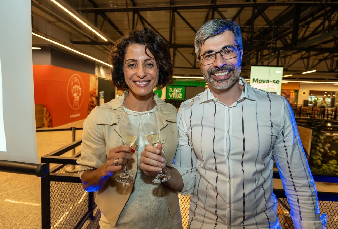 Convidados brindando durante o evento