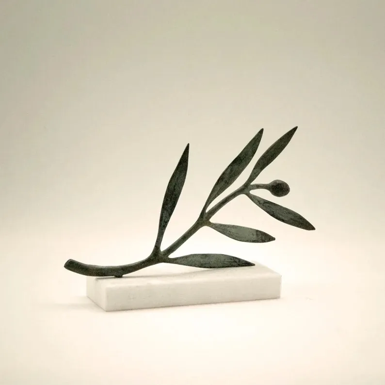 Troféu do Prêmio Azeites do Brasil: escultura de ramo de oliveira sobre base